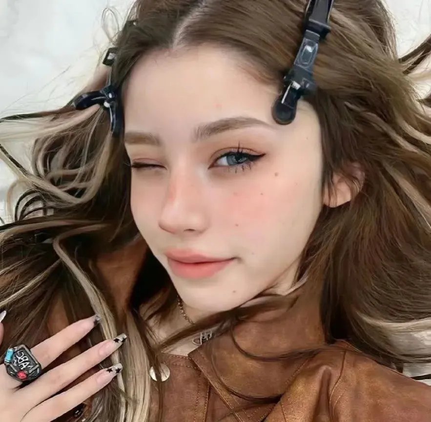 有色彩的女子